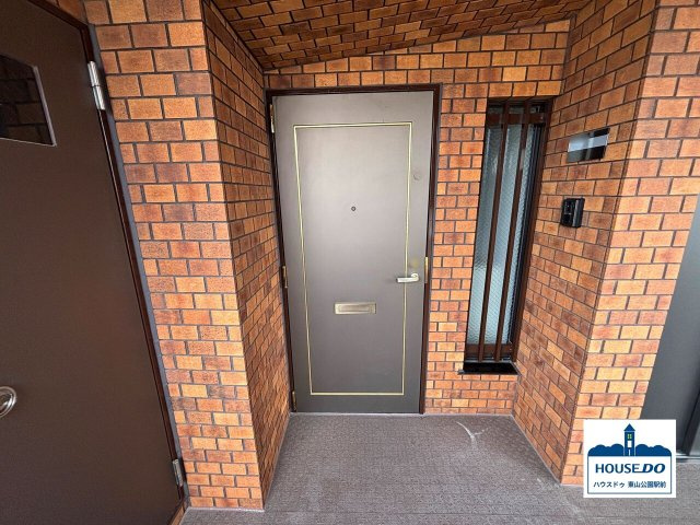 ペット可＆4LDK南向き住戸！三旺マンション藤森の玄関|共用部から見た玄関外側写真です