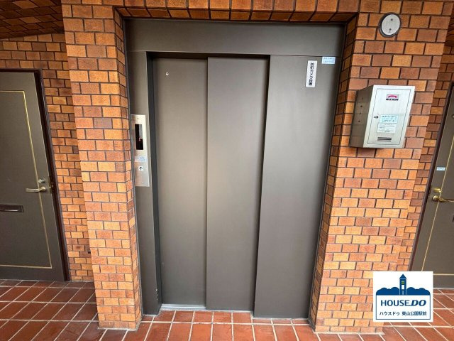 ペット可＆4LDK南向き住戸！三旺マンション藤森のその他共用部分|玄関すぐ横にエレベータが完備されています