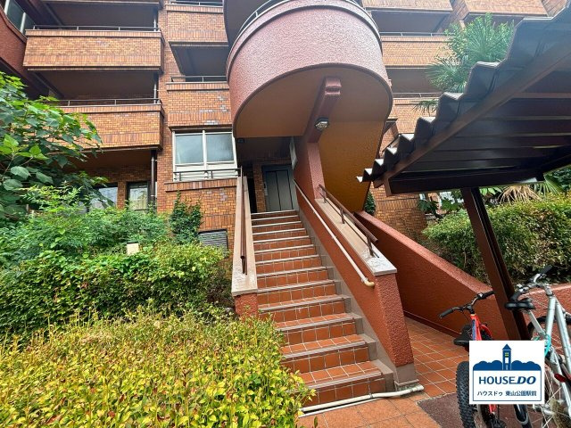 ペット可＆4LDK南向き住戸！三旺マンション藤森のエントランス|エントランスに続く階段の様子