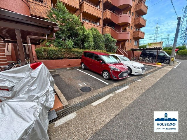 ペット可＆4LDK南向き住戸！三旺マンション藤森の駐車場|敷地内平面駐車場です