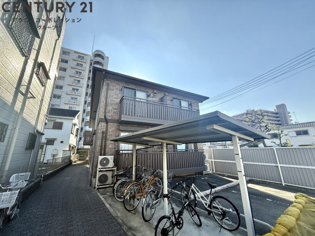 敷地内に駐車場、駐輪場があります