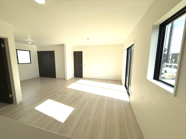 アーバンスタイル渋川市石原１期　2号棟の居間・リビング|間仕切り対応可能なので、将来的に16.05帖と4.9帖にお部屋を分割することが可能ですよ！