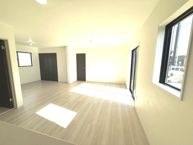 アーバンスタイル渋川市石原１期　2号棟の居間・リビング|間仕切り対応可能なので、将来的に16.05帖と4.9帖にお部屋を分割することが可能ですよ！