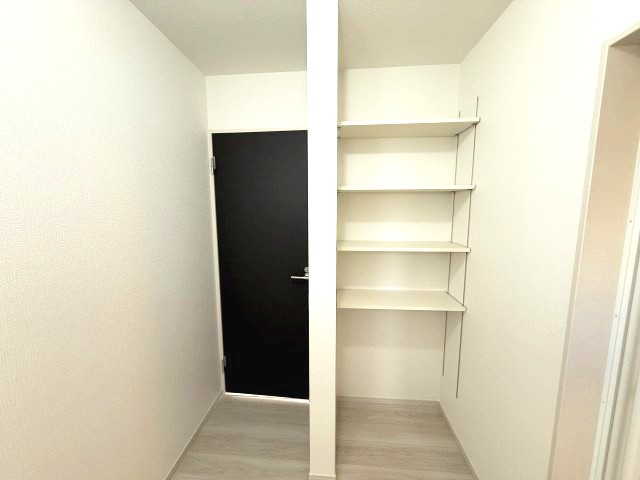 アーバンスタイル渋川市石原１期　2号棟の収納|洗面室にも便利な収納付きです！
可動棚つきなので使い勝手が良いですよ！
シャンプー等のストック品やバスタオル等の収納に重宝します。