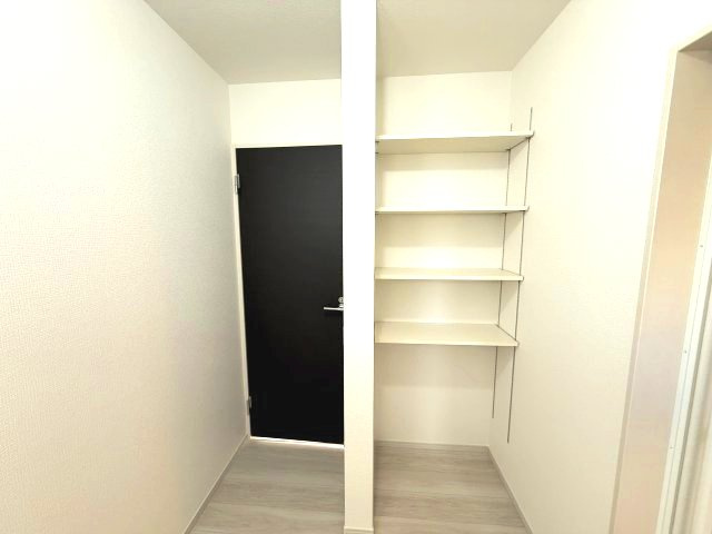 アーバンスタイル渋川市石原１期　2号棟の収納|洗面室にも便利な収納付きです！
可動棚つきなので使い勝手が良いですよ！
シャンプー等のストック品やバスタオル等の収納に重宝します。