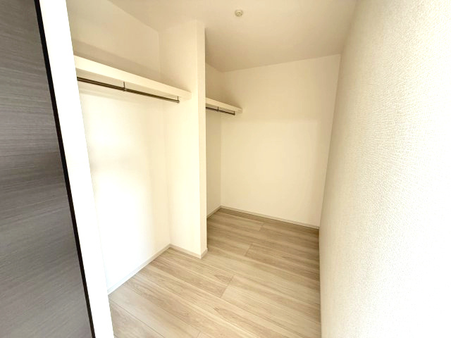 アーバンスタイル渋川市石原１期　2号棟の収納|２階洋室1収納です。3帖の広さのウォークインクローゼットです！