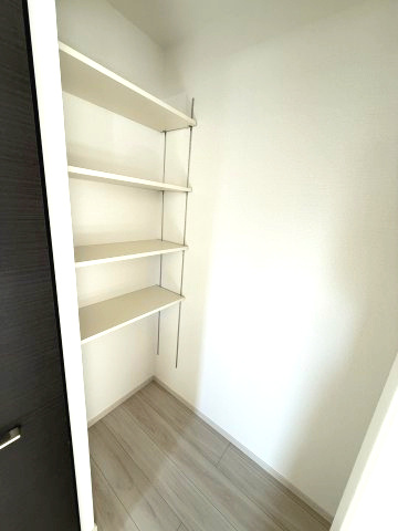 アーバンスタイル渋川市石原１期　2号棟の収納|1階廊下収納付きです。可動棚付きで使い勝手が良いですよ！