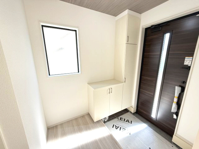 アーバンスタイル渋川市石原１期　2号棟の玄関|開放的な玄関です。収納付きです。