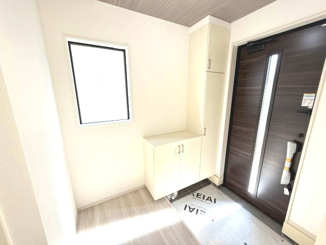 アーバンスタイル渋川市石原１期　2号棟の玄関|開放的な玄関です。収納付きです。