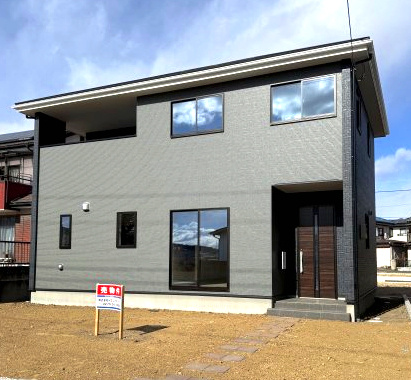 アーバンスタイル渋川市石原１期　2号棟の外観|渋川市石原に新築住宅を建築中です。２棟現場です。
シンプルで飽きのこない外観です♪
お客様のご都合に合わせていつでも同仕様物件をご見学頂けます。
お気軽にお問い合わせください♪