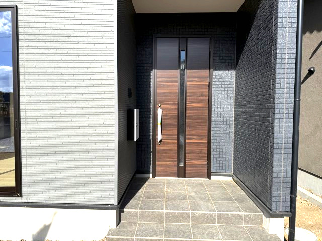 アーバンスタイル渋川市石原１期　2号棟の玄関|おしゃれな玄関です。タイル敷なのでお掃除も楽々です♪