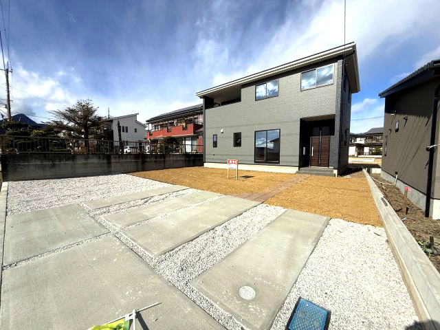 アーバンスタイル渋川市石原１期　2号棟の駐車場|駐車場も広々スペースがございます。
並列3台以上駐車可能です。