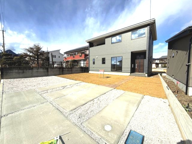 アーバンスタイル渋川市石原１期　2号棟の駐車場|駐車場も広々スペースがございます。
並列3台以上駐車可能です。