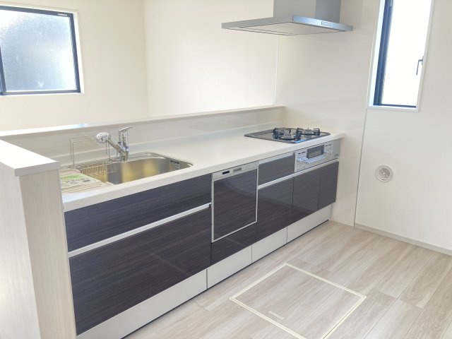 アーバンスタイル渋川市石原１期　2号棟のキッチン|人気のカウンターキッチン採用です☆
コンロも３口ご用意しています！調理スペースも広くストレスなくお料理できます。
浄水器つきなので美味しいお水も飲めますよ♪