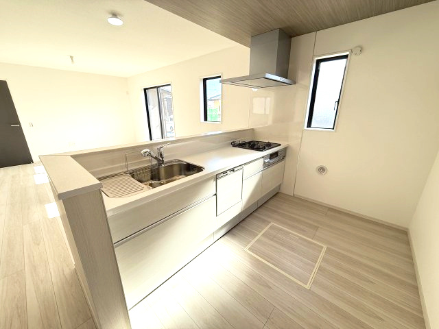 アーバンスタイル渋川市石原１期　2号棟のキッチン|人気のカウンターキッチン採用です☆
コンロも３口ご用意しています！調理スペースも広くストレスなくお料理できます。
浄水器つきなので美味しいお水も飲めますよ♪