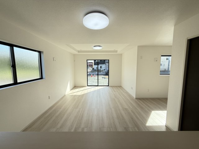 アーバンスタイル渋川市石原１期　2号棟の居間・リビング|20.95帖の広々リビング♪
カウンターキッチンなのでお料理をしながら会話もできます。
夕食の支度をしながら、お子様の様子も見られて自然と会話も増えますよ♪