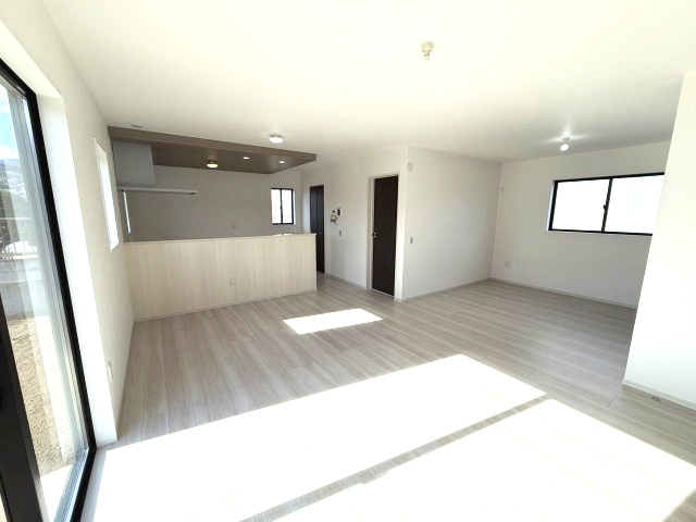 アーバンスタイル渋川市石原１期　2号棟の居間・リビング|20.95帖の広々リビング♪
カウンターキッチンなのでお料理をしながら会話もできます。
夕食の支度をしながら、お子様の様子も見られて自然と会話も増えますよ♪