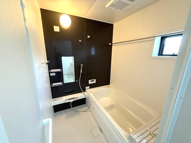 アーバンスタイル渋川市石原１期　2号棟の浴室|１坪タイプのフルオートバスです！
足を延ばして入れる広さなので一日の疲れも癒されますよ♪
室内物干しや浴室乾燥機もあるのでお天気の悪い日にはランドリースペースとしてもご利用できます！