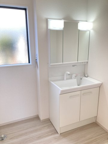 アーバンスタイル渋川市石原１期　2号棟の独立洗面台|シャワー水栓付き洗面台で朝の身支度もバッチリです！
洗面台には収納スペースもあり洗面室もすっきり片付きますよ！