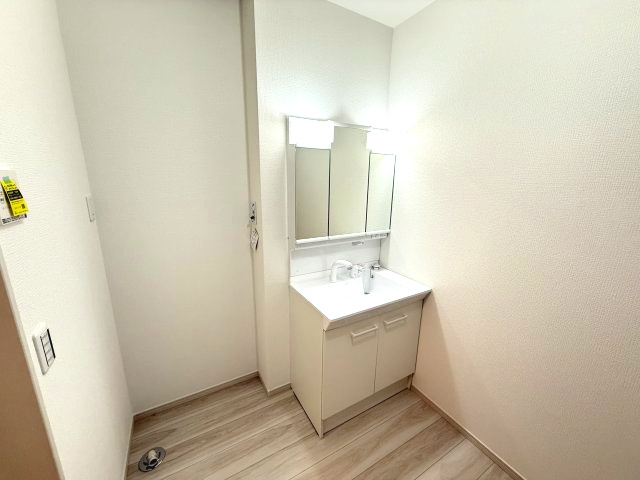 アーバンスタイル渋川市石原１期　2号棟の独立洗面台|シャワー水栓付き洗面台で朝の身支度もバッチリです！
洗面台には収納スペースもあり洗面室もすっきり片付きますよ！