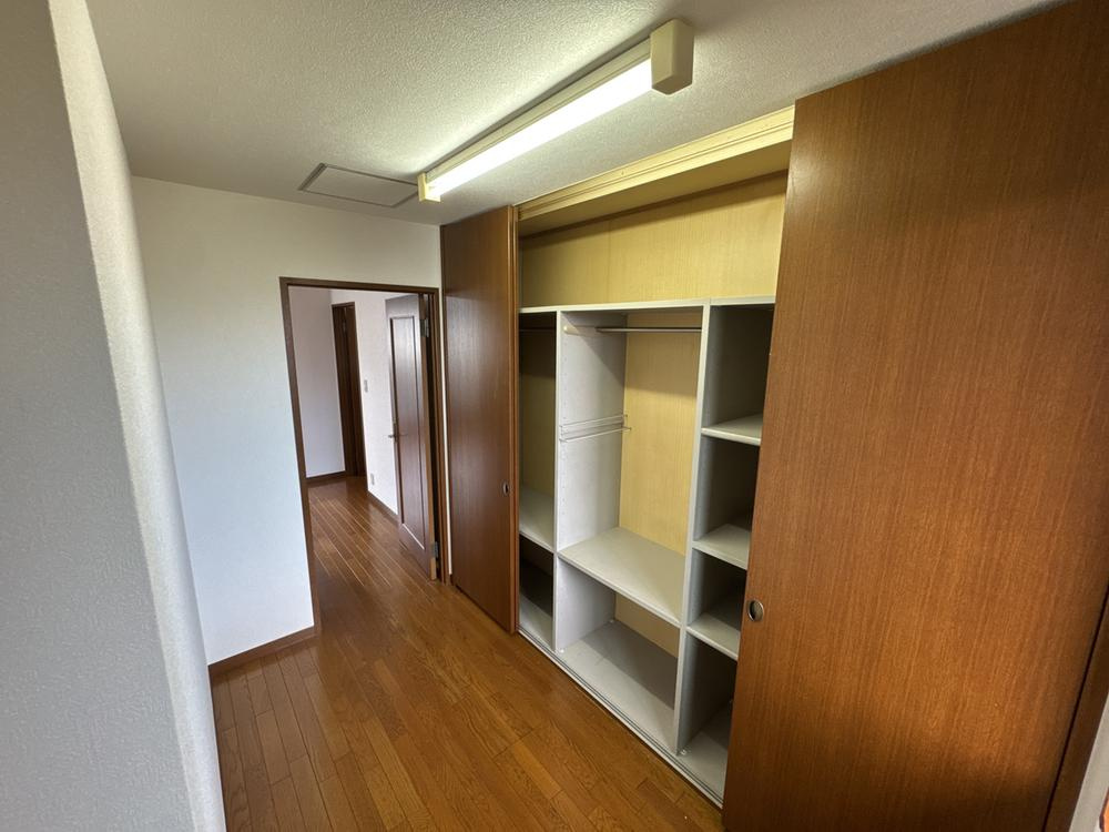 山之上西町　中古一戸建ての収納|ウォークインクローゼット
■物件内覧・資金計画相談・住宅ローン相談、リフォーム相談、お問合せ受付中■
※当日・翌日のご内覧、ご相談はお電話でのお問合せがスムーズです！