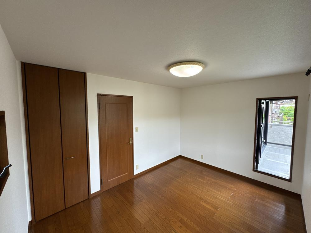 山之上西町　中古一戸建ての寝室|２階洋室
■物件内覧・資金計画相談・住宅ローン相談、リフォーム相談、お問合せ受付中■
※当日・翌日のご内覧、ご相談はお電話でのお問合せがスムーズです！