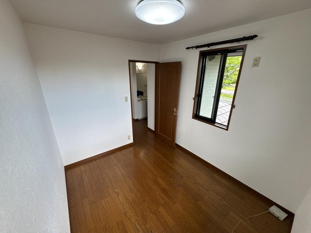 山之上西町　中古一戸建ての内装|２階洋室
■物件内覧・資金計画相談・住宅ローン相談、リフォーム相談、お問合せ受付中■
※当日・翌日のご内覧、ご相談はお電話でのお問合せがスムーズです！