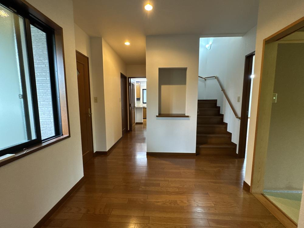 山之上西町　中古一戸建ての玄関|玄関ホール
■物件内覧・資金計画相談・住宅ローン相談、リフォーム相談、お問合せ受付中■
※当日・翌日のご内覧、ご相談はお電話でのお問合せがスムーズです！