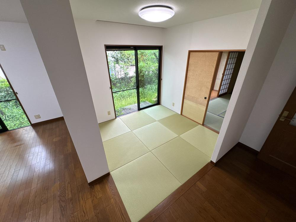 山之上西町　中古一戸建ての内装|和室4.5帖　リビングの横
■物件内覧・資金計画相談・住宅ローン相談、リフォーム相談、お問合せ受付中■
※当日・翌日のご内覧、ご相談はお電話でのお問合せがスムーズです！