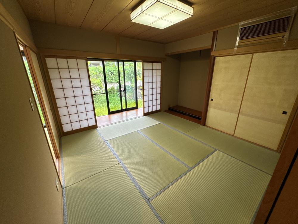 山之上西町　中古一戸建ての和室|和室8.0帖
■物件内覧・資金計画相談・住宅ローン相談、リフォーム相談、お問合せ受付中■
※当日・翌日のご内覧、ご相談はお電話でのお問合せがスムーズです！