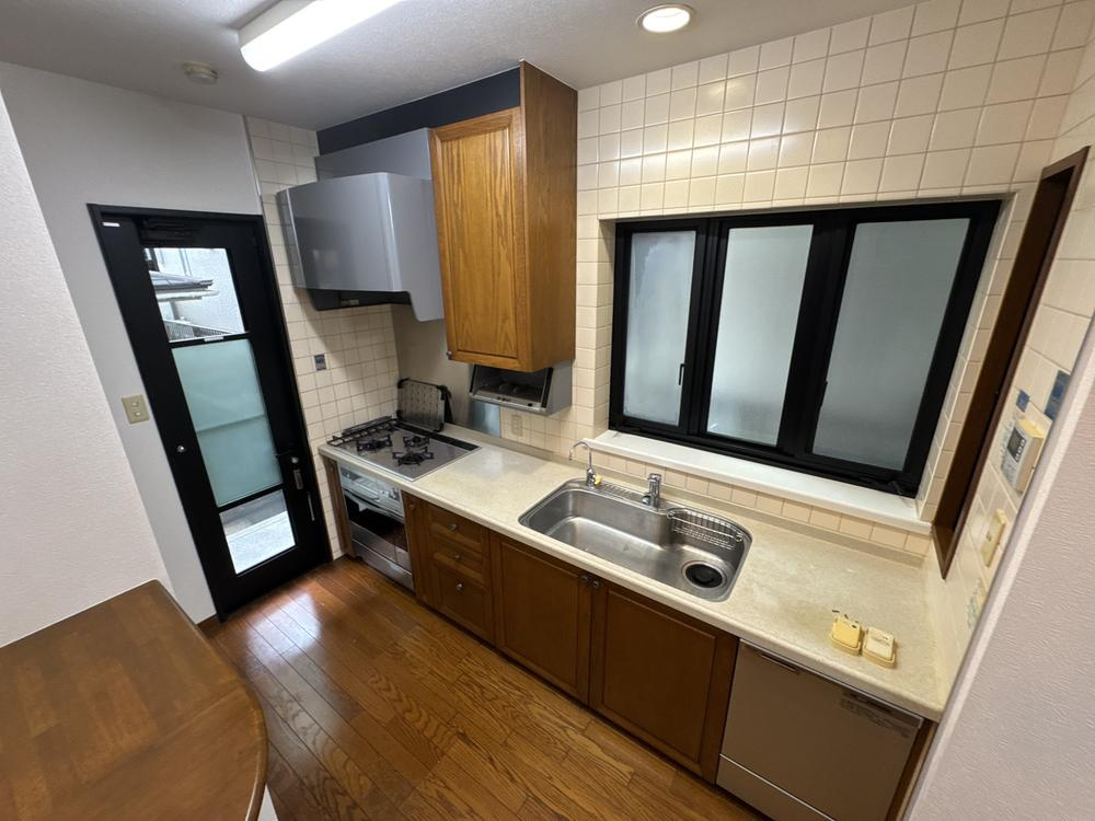 山之上西町　中古一戸建てのキッチン|システムキッチン　勝手口
■物件内覧・資金計画相談・住宅ローン相談、リフォーム相談、お問合せ受付中■
※当日・翌日のご内覧、ご相談はお電話でのお問合せがスムーズです！