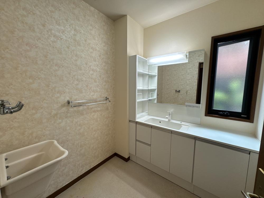 山之上西町　中古一戸建ての独立洗面台|広々した洗面台
■物件内覧・資金計画相談・住宅ローン相談、リフォーム相談、お問合せ受付中■
※当日・翌日のご内覧、ご相談はお電話でのお問合せがスムーズです！