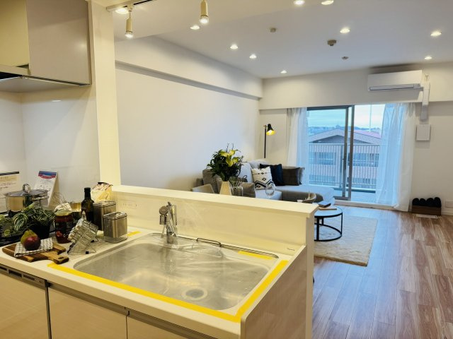 マクシスタワーズアーバンデュオの居間・リビング|～15.2帖の明るいLDKで、家族団欒の時間をお過ごしいただけます～