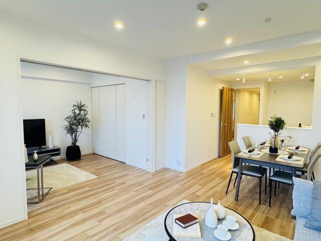 マクシスタワーズアーバンデュオの居間・リビング|～15.2帖の明るいLDKで、家族団欒の時間をお過ごしいただけます～