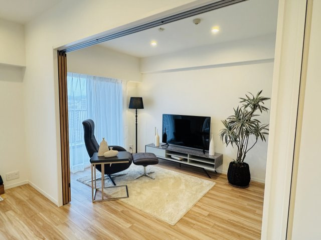 マクシスタワーズアーバンデュオの洋室|～リビングに隣接している6.0帖の洋室です～