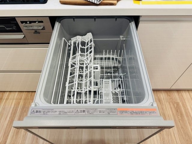 マクシスタワーズアーバンデュオのキッチン|～食洗機付き　食事後の食器洗いはお任せ、家族でゆっくりとくつろげます～