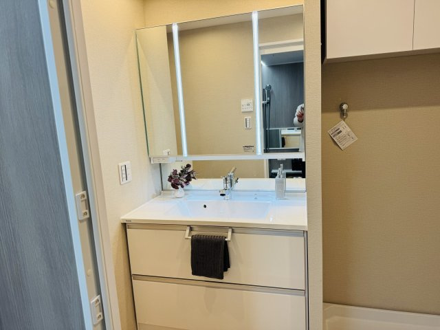 マクシスタワーズアーバンデュオの独立洗面台|～新規交換済、３面鏡付き独立洗面台　細々している物をスッキリ収納出来ます～