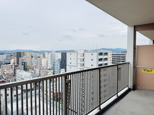 マクシスタワーズアーバンデュオのバルコニー|～南向きで陽当たりの良いバルコニー　洗濯物もよく乾きそうです～