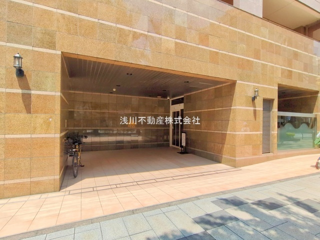 マクシスタワーズアーバンデュオのエントランス|～管理形態は全部委託方式、キレイにメンテナンスされているマンションです～