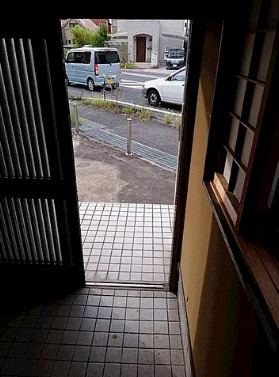 守山市播磨田町の住宅付店舗戸建の玄関