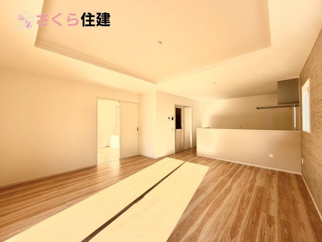 ～LIGARE～小山市城西2期　３号棟の居間・リビング|18帖LDKはキッチンで家事をしながらでもお子様に一対一で向き合える時間が作れます！！
