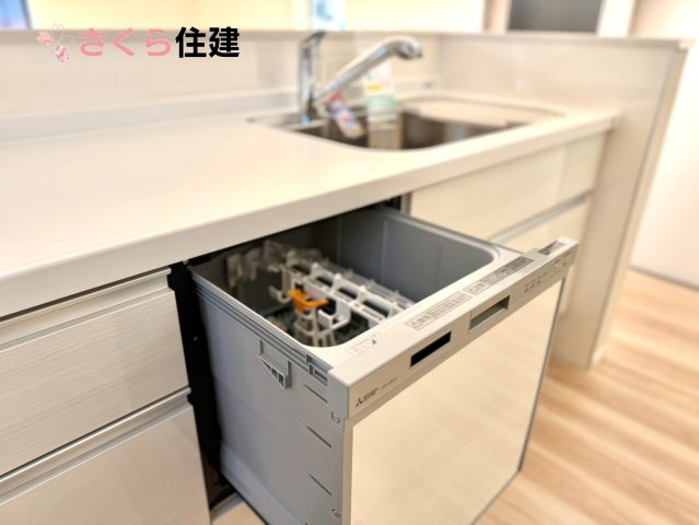 ～LIGARE～小山市城西2期　３号棟のキッチン|食器洗浄機が後片付けをサポート！食事後の家族のくつろぎタイムをゆっくりもてます。
