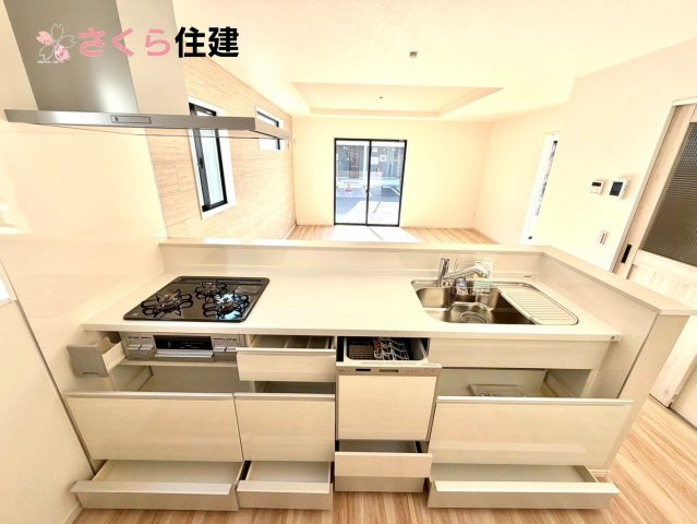 ～LIGARE～小山市城西2期　３号棟のキッチン|キッチン下収納は奥まで引き出せるので、大きく屈まなくても楽に必要なものがパッと取り出せます！