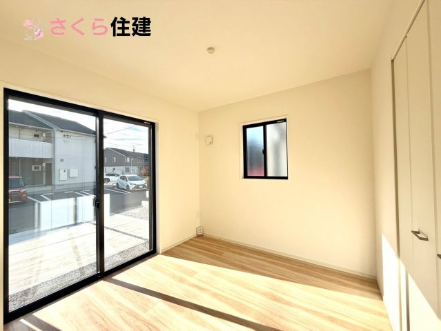 ～LIGARE～小山市城西2期　３号棟の洋室|リビング横の洋室は、思い切りお子様が遊べるキッズスペースにぴったり！押入はおもちゃをすっきり収納♪