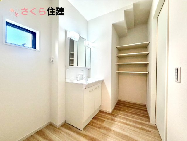 ～LIGARE～小山市城西2期　３号棟の独立洗面台|ゆとりある広さの洗面所。両サイド収納の洗面台で、二人ならんで同時の身支度もスムーズです。