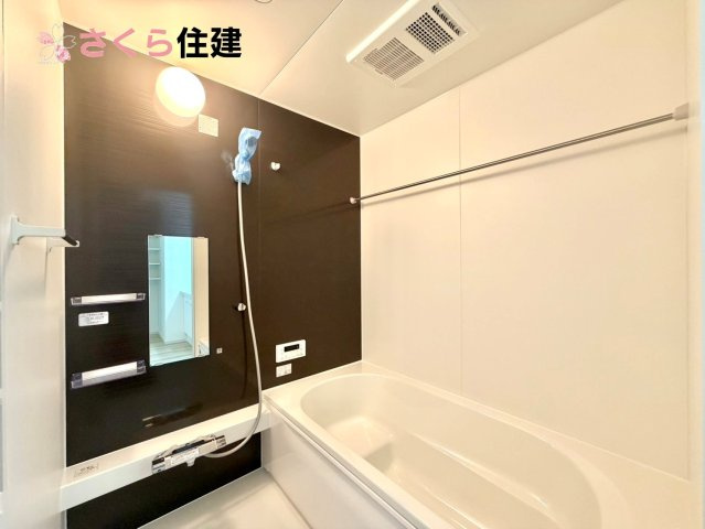 ～LIGARE～小山市城西2期　３号棟の浴室|梅雨の時期は大活躍の浴室乾燥機！家族の数だけ増える洗濯物もしっかり乾かせます。
