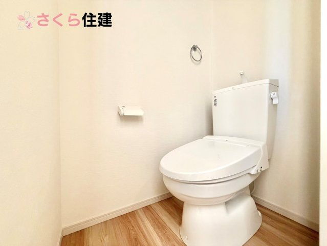 ～LIGARE～小山市城西2期　３号棟のトイレ|トイレは各階完備。夜、トイレに起きても、2階の寝室から1階のトイレに降りる必要はありません。