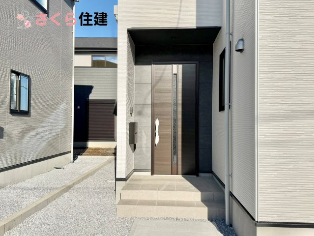 ～LIGARE～小山市城西2期　３号棟の玄関|玄関扉はスマートキー対応で、両手に荷物があっても楽に簡単開け閉め！もちろんモニター付きインターホン！
