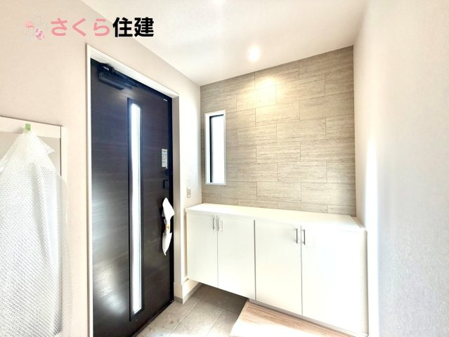 ～LIGARE～小山市城西2期　３号棟の玄関|人を迎え入れる最初の場所は清潔感がある空間にして、帰った時も『我が家』を最初に感じて貰える素敵な空間
