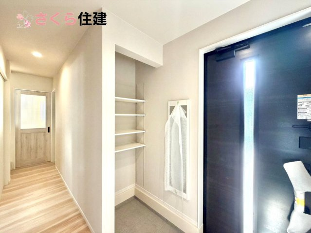 ～LIGARE～小山市城西2期　３号棟の玄関|玄関がいつも片づく大型シューズボックス。お子様の靴のサイズが大きくなっていっても安心の広々スペース！